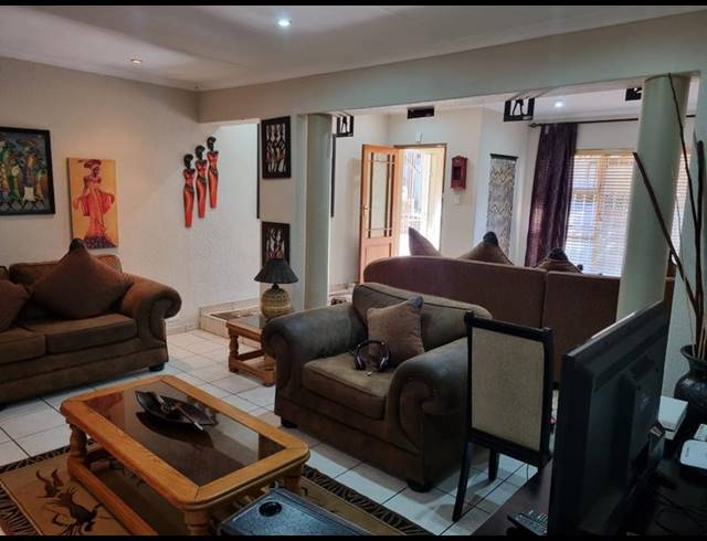 8 BEDROOM HOUSE FOR SALE IN VAN RIEBEECK PARK